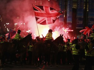 Grupos pró e contra independência entram em conflito na George Square, em Glasgow, na Escócia (Foto: Reuters/Cathal McNaughton)
