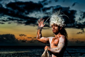 Descendente do povo Rapa Nui, vestido como seus antepassados. Fonte: tombolphoto.com/blog/easter-island-2/