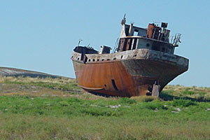Barco abandonado na antiga área do Mar de Aral 