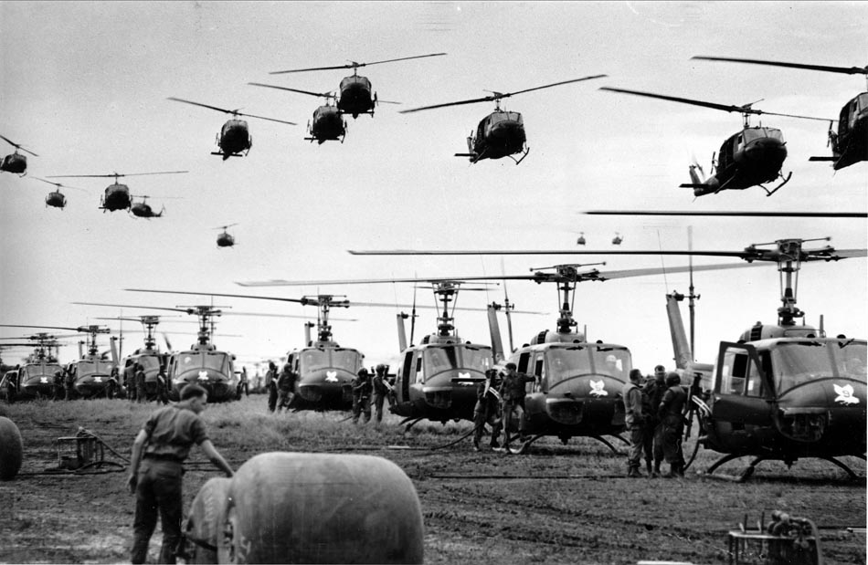 Helicópteros das forças armadas dos EUA. Saigon, 1966. Foto: Henri Huet/AP
