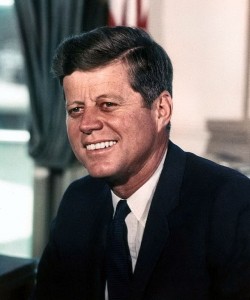 John Fitzgerald Kennedy, 35° presidente dos Estados Unidos (1961–1963), uma das grandes personalidades do Século XX. Imagem: Wikipedia.