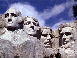O Monte Rushmore, localiza-se em Keystone, na Dakota do Sul, Estados Unidos. Da esquerda para a direita: George Washington, Thomas Jefferson, Theodore Roosevelt e Abraham Lincoln. Imagem: Internet