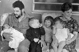 Ernesto Che Guevara (pai), Aleida (mãe) e os filhos Ernesto, Camilo, Aledita e Célia. Imagem: Internet