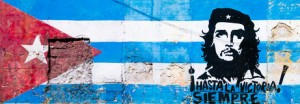 bandeira-cubana-e-che-guevara-pintados-na-parede-velha-em-havan-54595474