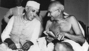 Nehru, líder do movimento de independência e 1º ministro da Índia ao lado de Mahatma Gandhi em 1947.
