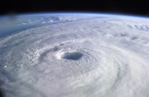Die Aufnahme des ISS (International Space Station) vom 15. September 2003 zeigt das Auge des Hurrikan Isabel. Der Hurrikan bedroht die Ostk¸ste der USA. Starke Wirbelst¸rme haben ein relativ ruhiges Zentrum: Das Auge. Foto: Nasa ACHTUNG:†Honorarfrei nur f¸r Bezieher des dpa-Dienstes Nachrichten f¸r Kinder +++(c) dpa - Nachrichten f¸r Kinder+++