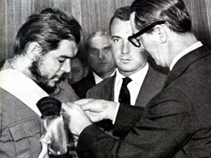 Jânio Quadros condecora Che Guevara com a Ordem Nacional do Cruzeiro do Sul. Imagem: Internet.